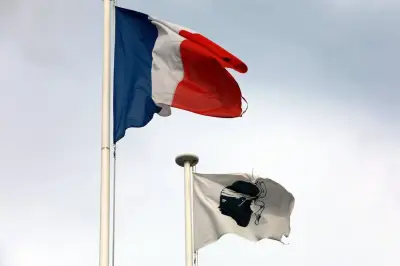 Réforme constitutionnelle en Corse : autonomie et adaptations des lois examinées