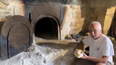 À Sabran, les 250 pains cuits au feu de bois s'arrachent en deux heures