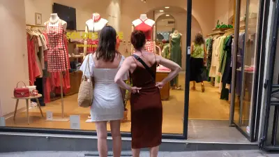 Soldes délaissés par les jeunes : seconde main et achats en ligne en plein essor