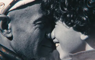 Sous ses yeux : une série Netflix déchirante sur un crime et l'amour paternel