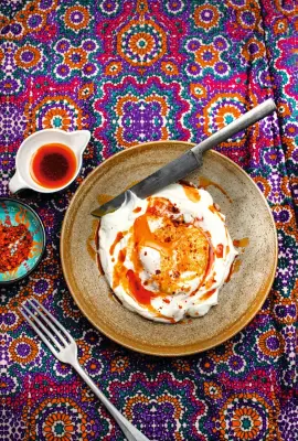 Œufs pochés au yaourt : une recette turque délicieuse pour le petit-déjeuner