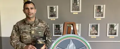 Un légionnaire dédicace son livre sur son enfance au Brésil