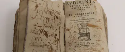 Un livre de grammaire de 1571 découvert caché dans une maison médiévale à Lodève