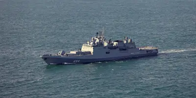 Un navire de guerre russe tire des coups de semonce vers un yacht britannique dans la Manche