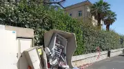Accident à Sète : une voiture pulvérise un coffret électrique protégé par du béton