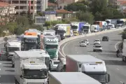 Accident sur l'A8 : un bus, un poids lourd et une camionnette impliqués