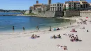 Accouchement inédit sur une plage de Marseille par des maîtres-nageurs
