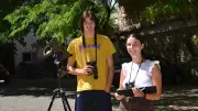 Adèle et Léopold comptent les nids d'hirondelles dans l'Hérault
