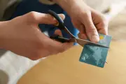 Arnaque à la carte bancaire coupée en deux : recrudescence à Mougins