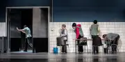 Au Théâtre des Abbesses, Alexander Zeldin sublime les gestes des travailleurs précaires