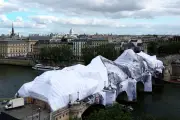 Avant JR et sa caverne déchirée : six catastrophes de l'art contemporain