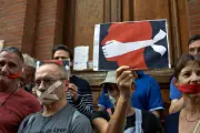 Baillons : la fragile position française face aux pressions des médias