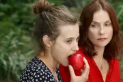 Blanche comme neige : Lou de Laâge et Isabelle Huppert, duo venimeux