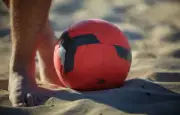 Cadix interdit les ballons sur ses plages cet été