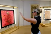 À Cannes, les œuvres de Jonathan Yeo s'animent en réalité augmentée