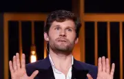 Castres annule une pièce d'Alexis Michalik sur un migrant, le maire RN assume