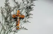 Conseiller RN sort un crucifix et prie au conseil municipal d'Ivry-sur-Seine