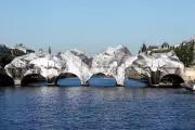 Derrière la caverne du Pont Neuf de JR : une méga opération artistique et commerciale