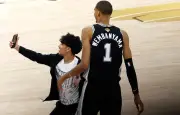 Fan banni à vie de la NBA après un selfie avec Wembanyama