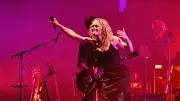 Gaëtan Roussel et Vanessa Paradis enflamment les arènes de Nîmes