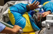 Guide népalais miraculé retrouvé vivant six jours après sa disparition sur l'Everest