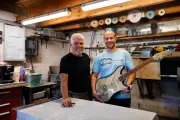 Guitare en verre : le défi fou du maître verrier de Biot
