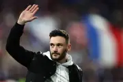 Hugo Lloris : sa fille Anna-Rose pose avec Brad Pitt en tribune