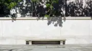 Huile de vidange sur un banc à Nîmes : un riverain risque 75 000 € d'amende