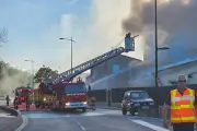 Incendie impressionnant dans un magasin de piscine à Cogolin