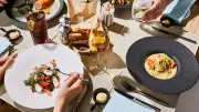 Invitez un proche gratuitement avec Tous restaurant dans votre région