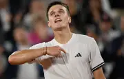 Jakub Mensik, la révélation discrète qui fait sensation à Roland-Garros