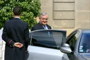 Jean-Pierre Raffarin conserve sa voiture avec chauffeur