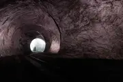 JR dévoile sa caverne sous le Pont Neuf : une œuvre éphémère et saisissante