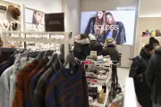 Les Français achètent toujours plus de vêtements neufs en 2025