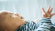 Les pleurs d'un bébé sauvent sa famille d'un incendie à Clans
