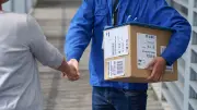 Licencié pour avoir monté les colis aux étages afin d'éviter les vols