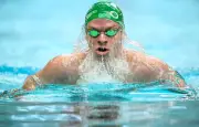 Léon Marchand remporte le 400 m quatre nages en 4'04''56 aux Championnats de France