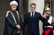 Macron réapparaît avec ses lunettes d'aviateur pour accueillir le sultan d'Oman