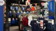 À Montpellier, le maillot de foot s'impose comme accessoire de mode pour l'été 2026