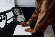Mort de Bernadette Chirac, rachat de SFR, marche blanche pour Lyhanna : le récap du week-end