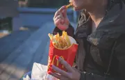 Naissance surprise dans un McDonald's à Vienne : une femme accouche en pleine nuit