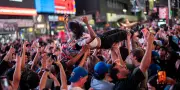 New York célèbre la victoire historique des Knicks face aux Spurs