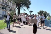 À Nice, une marche parodique contre le surtourisme avec des slogans ironiques