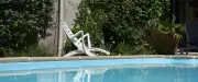 Nîmes : deux ados se baignent illégalement dans une piscine privée