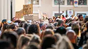 Nîmes : près de 400 personnes rendent hommage à Lyhanna et réclament justice
