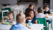 Paris: cantine gratuite pour 17 000 enfants modestes