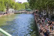 Paris : des agents jettent des déchets dans le canal Saint-Martin, le maire réagit