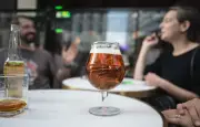 Paris interdit la consommation d'alcool face à la saturation des hôpitaux