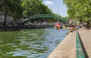 Paris : un agent municipal filmé en train de jeter des déchets dans le canal Saint-Martin