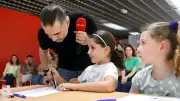 Philippe Fenech initie douze enfants au dessin d'Idéfix à Montpellier